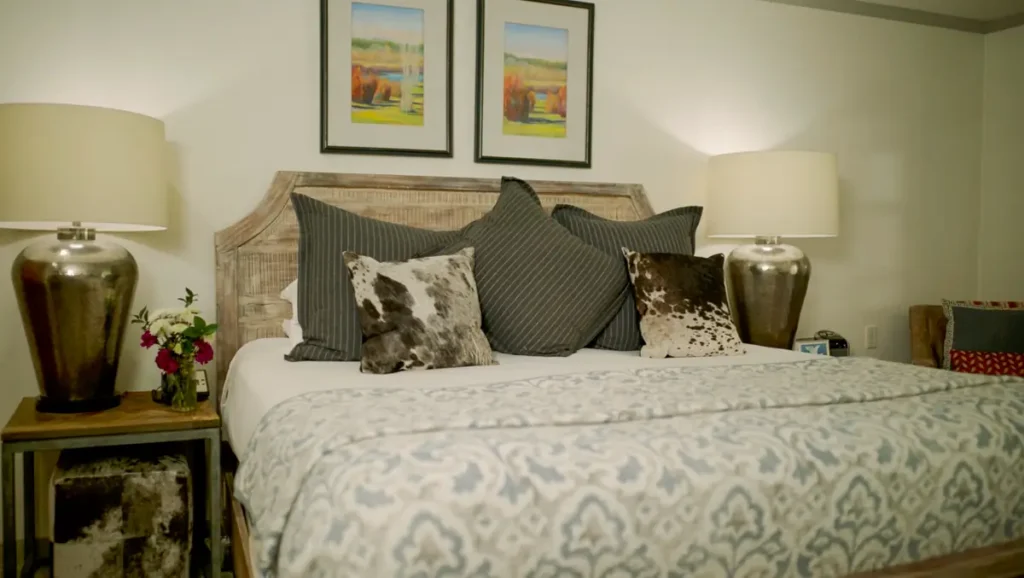 Swan Master King at Inn on the Creek